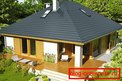 Casa con un tetto a padiglione