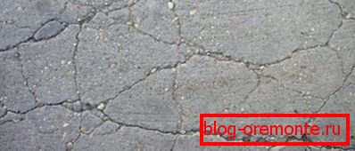 Foto di pavimentazione in cemento rotto