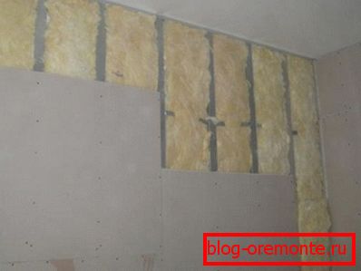 Come con l'installazione di pannelli a parete, e quando si installa il muro a secco, è possibile effettuare un ulteriore isolamento