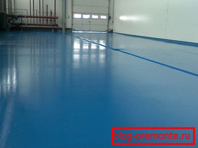 La vernice per il pavimento in cemento del garage consente di prolungare la vita del massetto.