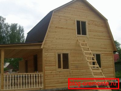 Nella foto - la casa del bar con una mansarda 6 * 8 Nella foto - la casa del bar con una mansarda 6 * 8
