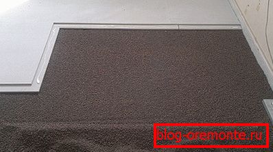La foto mostra l'installazione di un pavimento finito su un massetto asciutto.