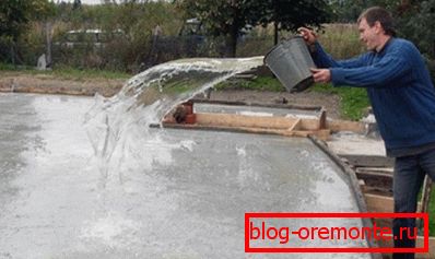 Un buon esempio del perché versare acqua sul cemento: ecco come si dà il tempo giusto per indurirsi Un buon esempio del perché versare acqua sul cemento: ecco come si dà il tempo giusto per indurirsi