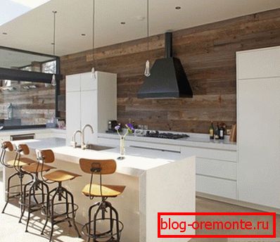 Finitura del muro di lavoro in cucina