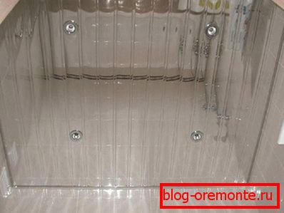 Soffitto con doghe a specchio Soffitto con doghe a specchio
