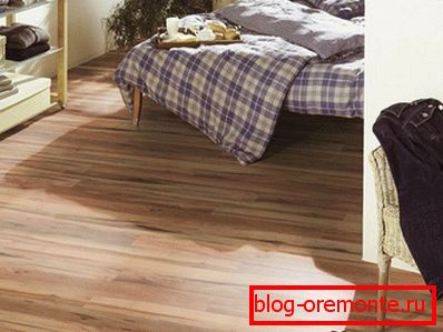 Laminato marrone chiaro chiaro alla camera da letto