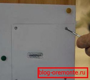 Segnare i buchi cambia la serratura nella porta di legno