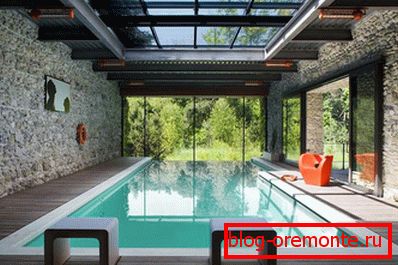 Tetto di vetro sopra la piscina