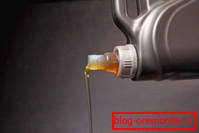 Riempire l'olio motore per rifornire di carburante il chiudiporta Riempire l'olio motore per rifornire di carburante il chiudiporta